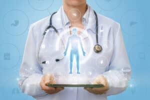 A doctor in a white coat holding a tablet with a digital hologram of the human body, symbolizing the integrated approach of functional, metabolic, and conventional medicine.